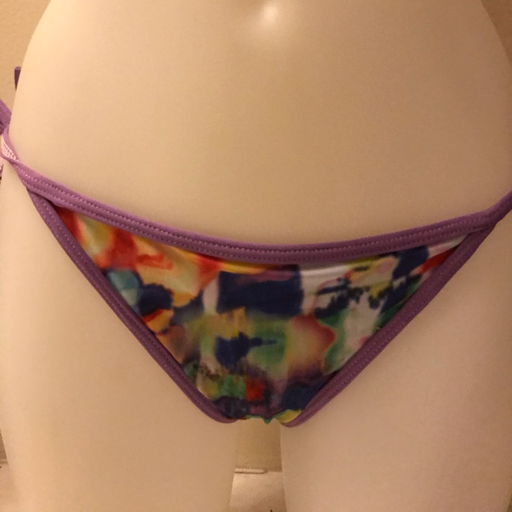 Bikini - Picture 2 of 7